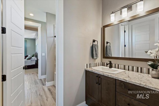 2000 E Lodge Trail Dr, Meridian, ID 83642