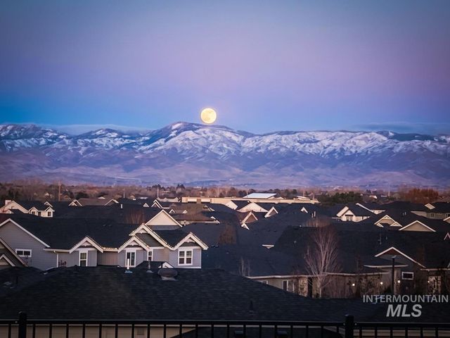 2000 E Lodge Trail Dr, Meridian, ID 83642