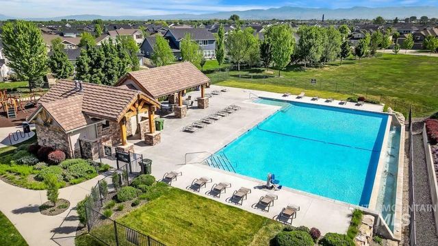 2000 E Lodge Trail Dr, Meridian, ID 83642