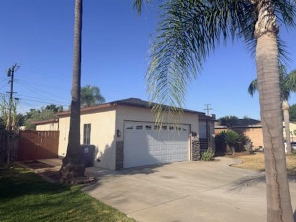 Image 3 of property listing at 2203 Dennis Drive, Selma, CA 93662