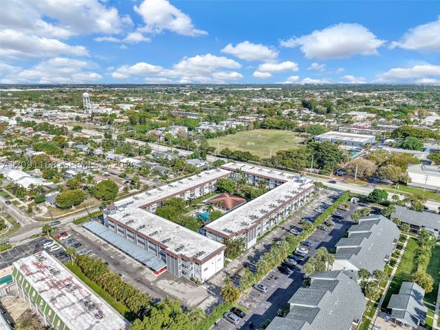 400 SE 10th St 303, Deerfield Beach, FL 33441