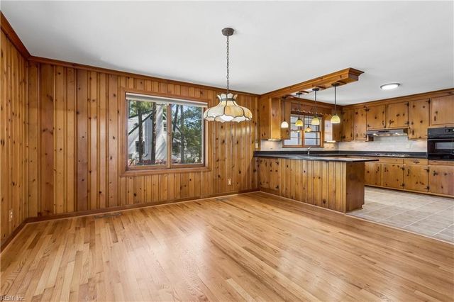 16 Pine LN, Hampton, VA 23664
