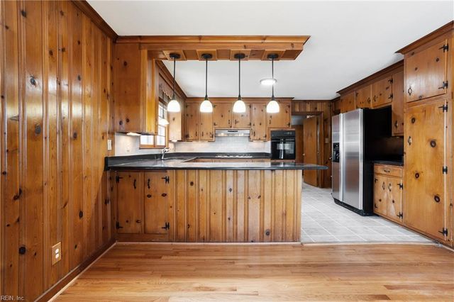 16 Pine LN, Hampton, VA 23664