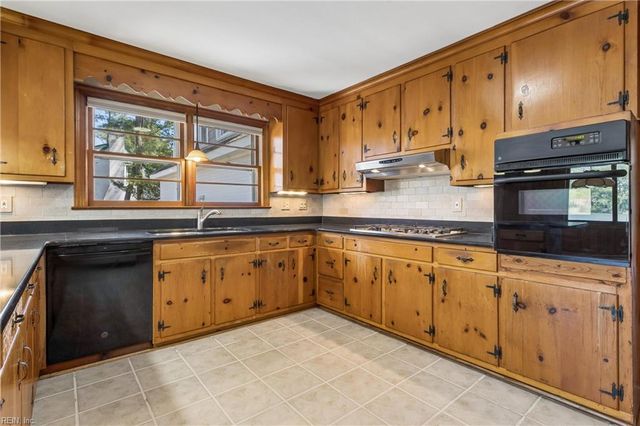 16 Pine LN, Hampton, VA 23664