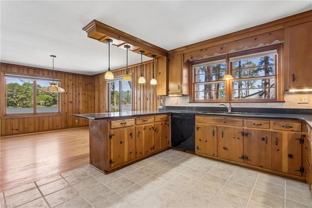 16 Pine LN, Hampton, VA 23664