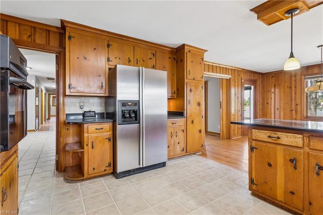 16 Pine LN, Hampton, VA 23664