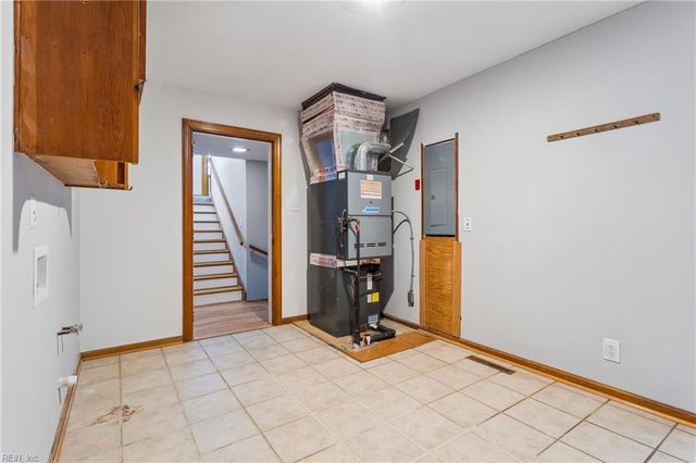 16 Pine LN, Hampton, VA 23664