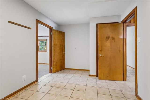 16 Pine LN, Hampton, VA 23664
