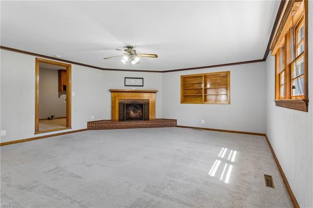 16 Pine LN, Hampton, VA 23664