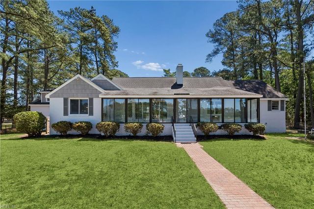16 Pine LN, Hampton, VA 23664
