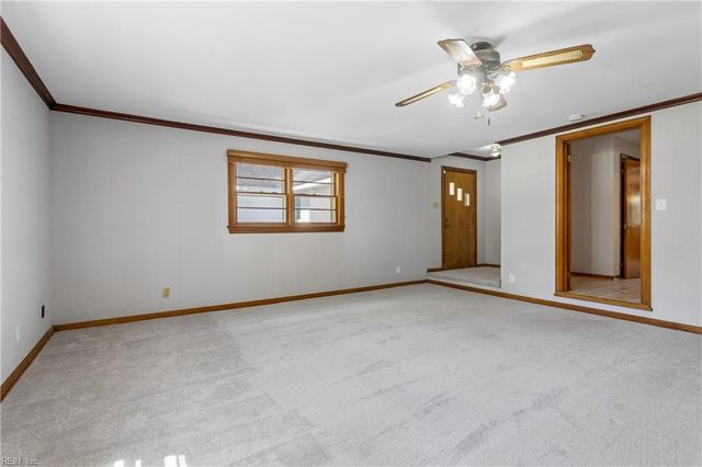 16 Pine LN, Hampton, VA 23664