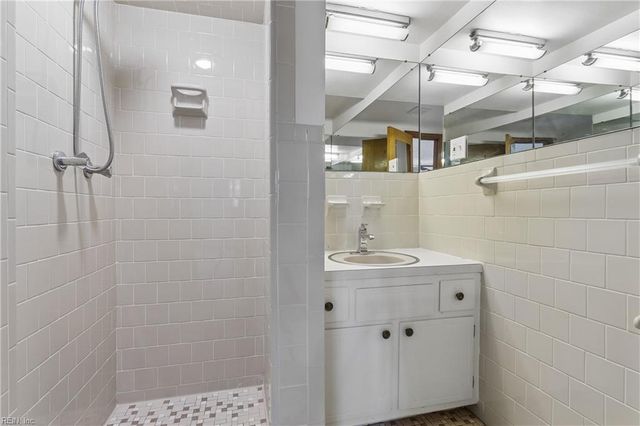 16 Pine LN, Hampton, VA 23664