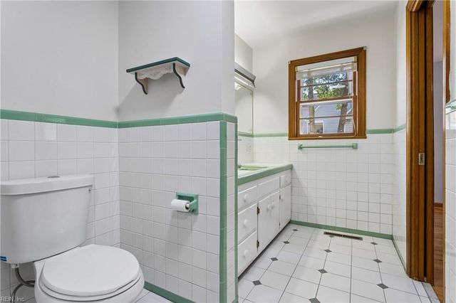 16 Pine LN, Hampton, VA 23664