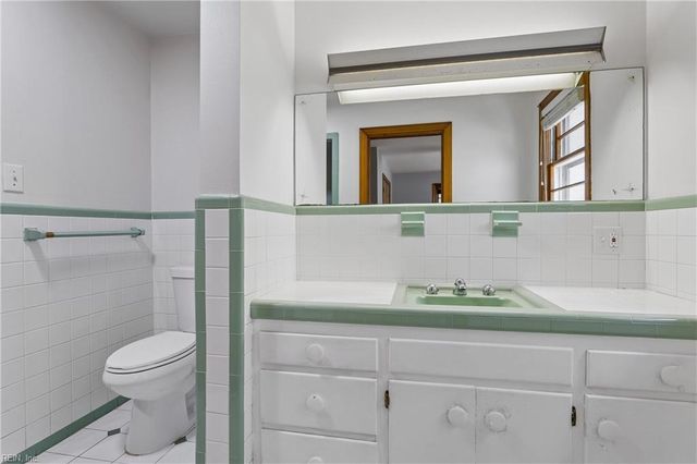 16 Pine LN, Hampton, VA 23664