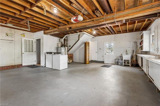 16 Pine LN, Hampton, VA 23664