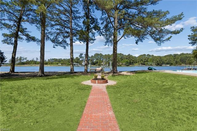 16 Pine LN, Hampton, VA 23664