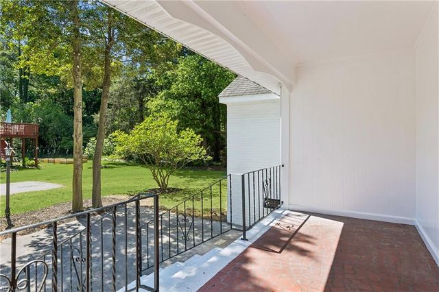 16 Pine LN, Hampton, VA 23664