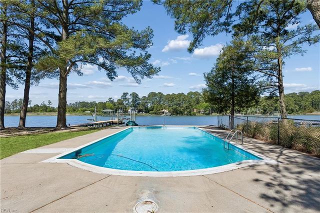 16 Pine LN, Hampton, VA 23664