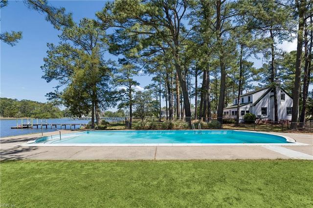 16 Pine LN, Hampton, VA 23664
