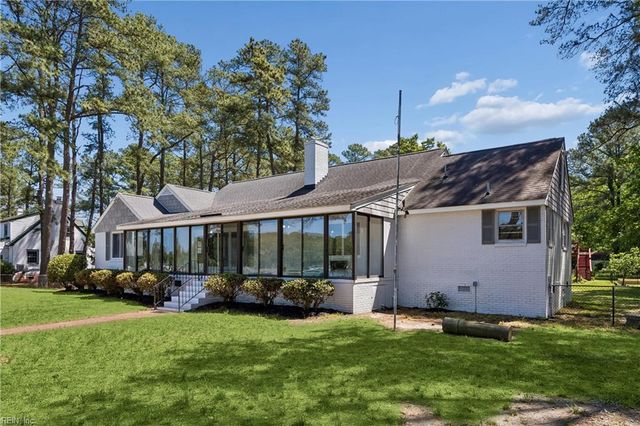 16 Pine LN, Hampton, VA 23664