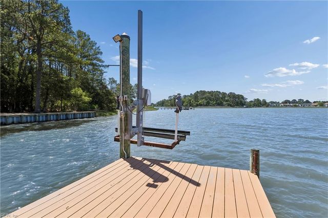 16 Pine LN, Hampton, VA 23664