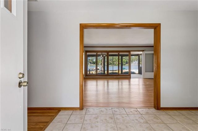 16 Pine LN, Hampton, VA 23664