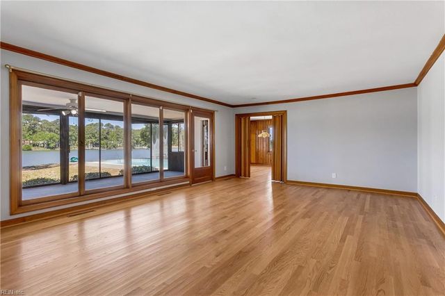 16 Pine LN, Hampton, VA 23664