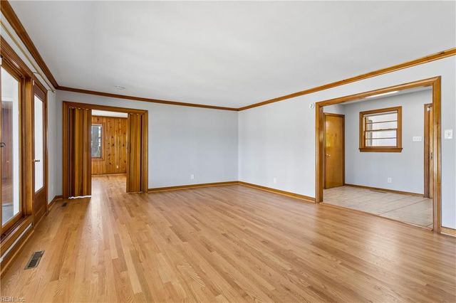 16 Pine LN, Hampton, VA 23664