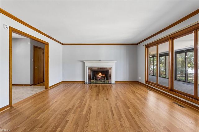 16 Pine LN, Hampton, VA 23664