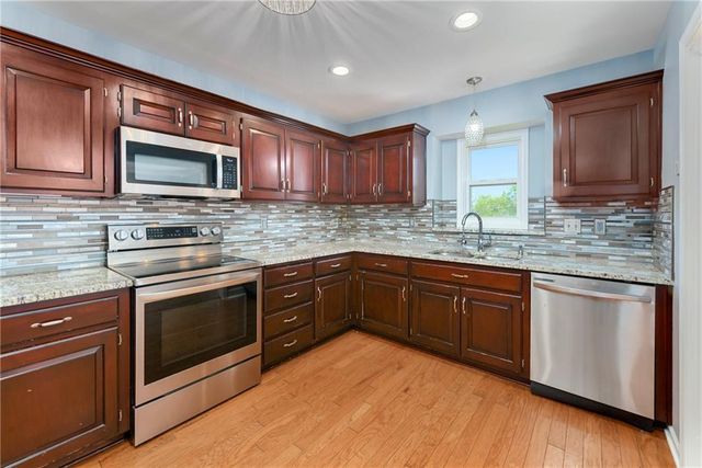 11915 N Holmes Court, Kansas City, MO 64155