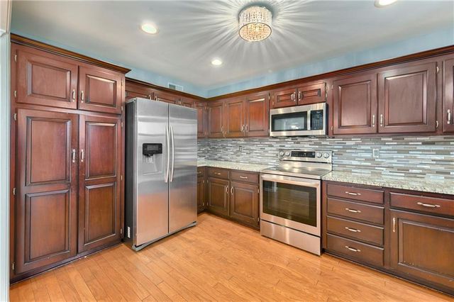 11915 N Holmes Court, Kansas City, MO 64155