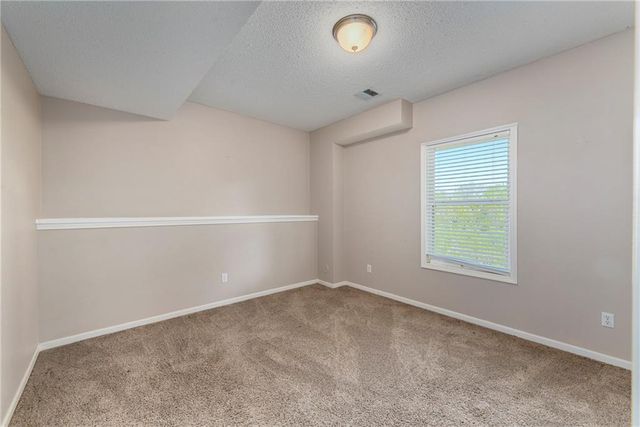 11915 N Holmes Court, Kansas City, MO 64155