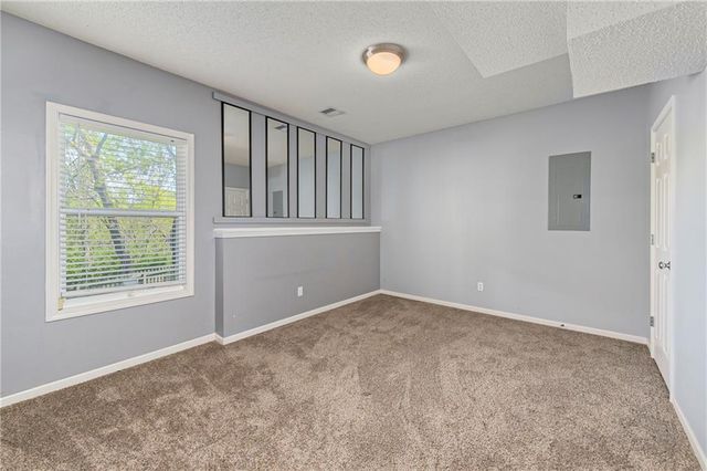 11915 N Holmes Court, Kansas City, MO 64155
