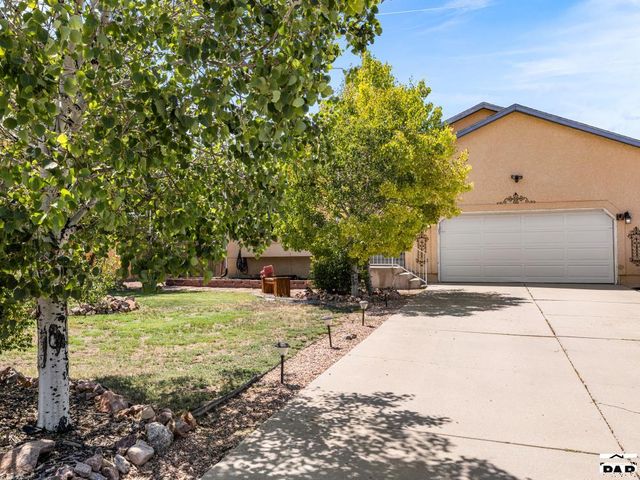 411 S Oak Creek Dr, Pueblo West, CO 81007