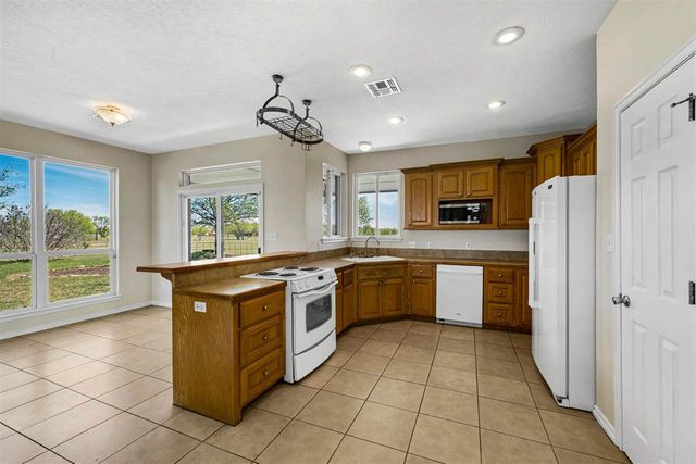 20621 SW Lee Blvd, Indiahoma, OK 73552