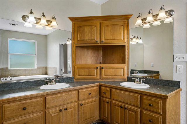 20621 SW Lee Blvd, Indiahoma, OK 73552