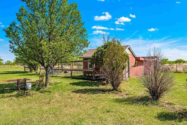 20621 SW Lee Blvd, Indiahoma, OK 73552