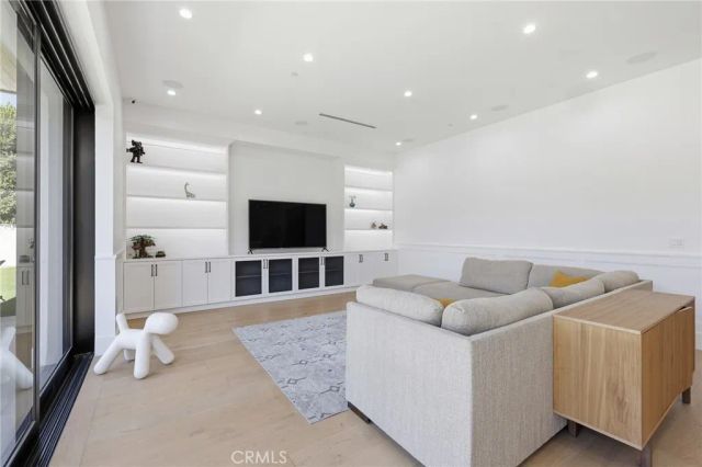 17319 Magnolia Boulevard, Encino, CA 91316
