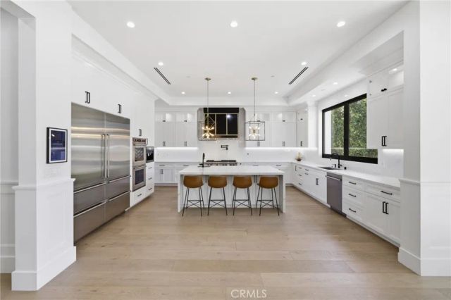 17319 Magnolia Boulevard, Encino, CA 91316