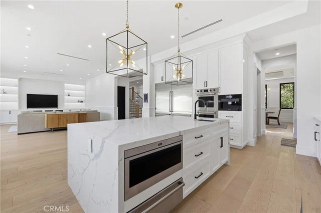 17319 Magnolia Boulevard, Encino, CA 91316