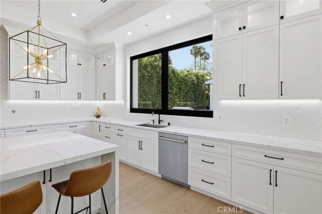 17319 Magnolia Boulevard, Encino, CA 91316