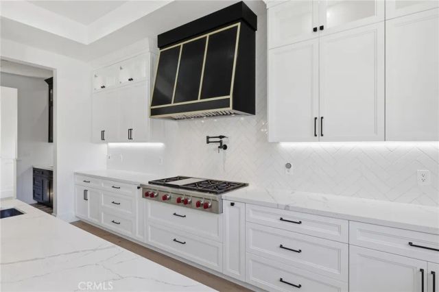 17319 Magnolia Boulevard, Encino, CA 91316