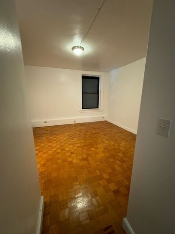 140 Chestnut St 402, Springfield, MA 01103