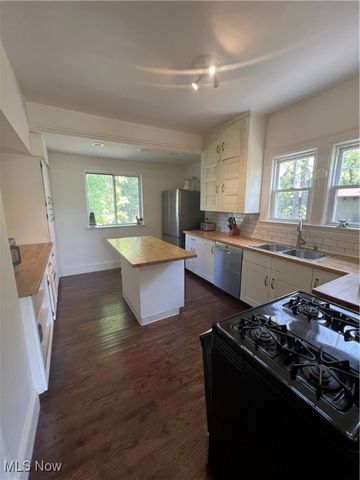 3181 Scarborough Road, Cleveland Heights, OH 44118