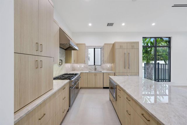 16733 Mosaic Place, Delray Beach, FL 33446