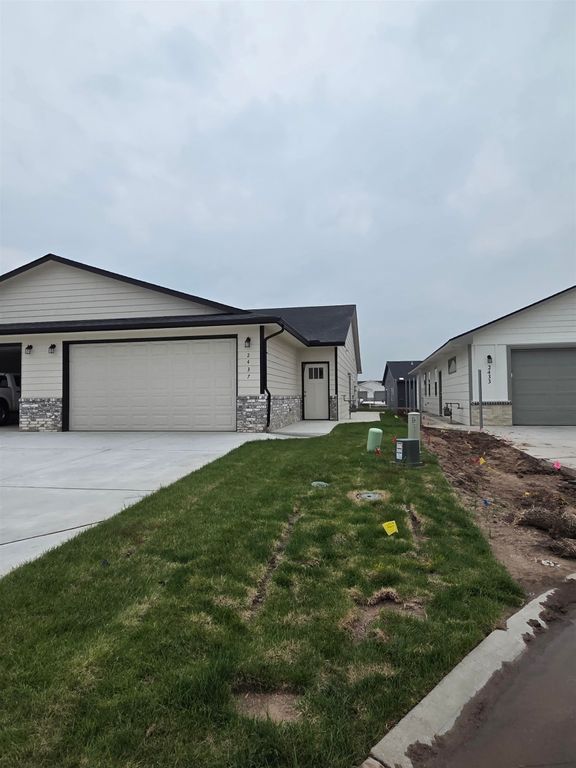 2437 S Wheatland Ct, Wichita, KS 67235