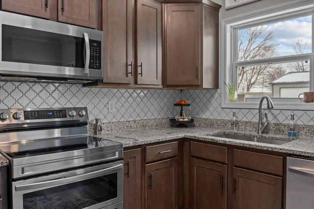 90 College Ct, Mc Ewen, TN 37101