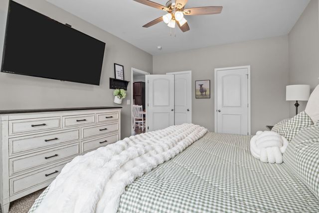 90 College Ct, Mc Ewen, TN 37101