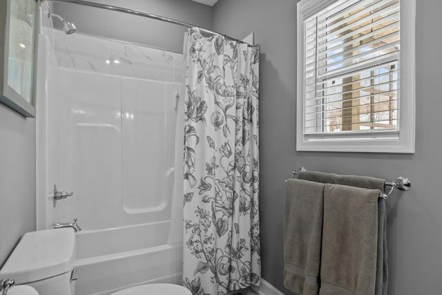 90 College Ct, Mc Ewen, TN 37101