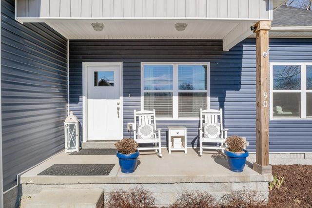 90 College Ct, Mc Ewen, TN 37101